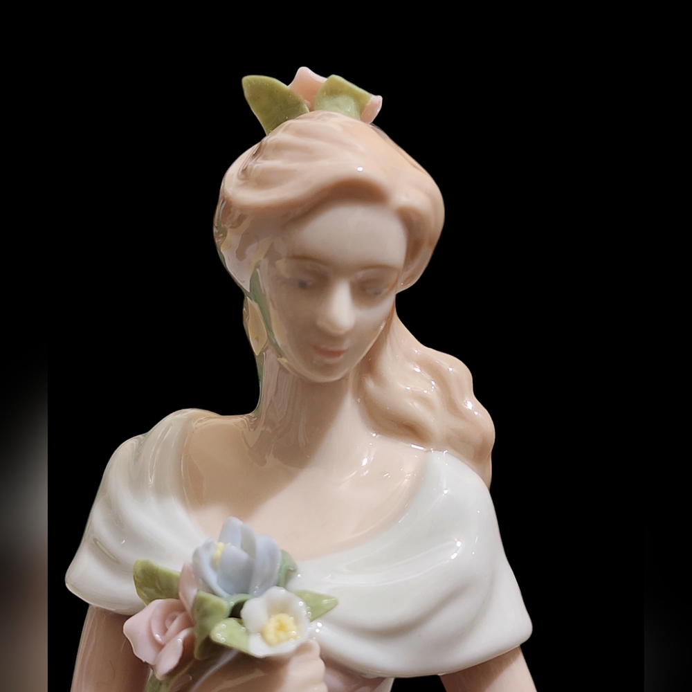 Vintage Avon 2002 porcelain lady figuring "moments & memories" - Picture 6 of 10